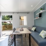 Séjour - Plan - Mobil-Home Confort 2 Chambres PMR - Manoir de Ker An Poul - Camping 4 étoiles Golfe du Morbihan - Bretagne